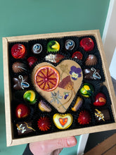 Afbeelding in Gallery-weergave laden, chocolade in de vorm van een hart belegd met eetbare bloemen. Omringd door prachtige handbeschilderde bonbons is alle kleuren