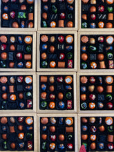 Afbeelding in Gallery-weergave laden, Aanbieding! Bonbons Medium plus Kookboek “Proef de liefde” t.w.v. €19,95